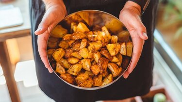 Μια διαφορετική συνταγή για πατάτες φούρνου που θα σας ξετρελάνει