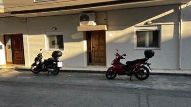 "Μάστιγα" τα μηχανάκια που "κρατάνε" τις θέσεις στάθμευσης