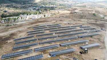 Αυτός είναι ο πρώτος δήμος με ρεύμα από φωτοβολταϊκά και νερό από τεχνητή λίμνη