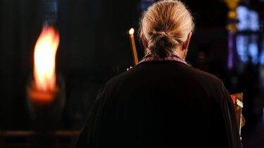 Ιερέας ρίχνει τα χαρτιά σε πιστούς επί πληρωμή μέσα σε εκκλησία