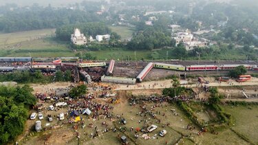 Σύγκρουση τρένων στην Ινδία: Φόβοι ότι θα αυξηθεί ο αριθμός των νεκρών