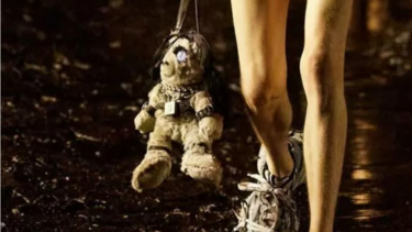 Υπόθεση οχτώ παιδιών: Επιμένει η γειτόνισσα - «Έφαγε πολύ ξύλο η 15χρονη»