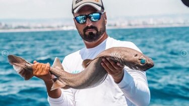 Τουρκία: Ψαράς στην Αττάλεια έπιασε στα δίχτυα του καρχαρία με σμαραγδένια μάτια 