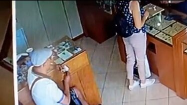 Ζευγάρι επιτηδείων εν... δράσει - Ο ένας απασχολεί κι ο άλλος κλέβει!