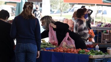 Βόλος: Αυτοκίνητο "εισέβαλε" σε λαϊκή αγορά και τραυμάτισε γυναίκα