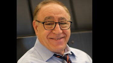 Επίτιμος καθηγητής της Σχολής Ηλεκτρολόγων Μηχανικών ο καθηγητής Metin Akay