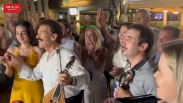 Πανηγυρισμοί και μαντινάδες για τον Κ. Μητσοτάκη στην πλατεία Ελευθερίας