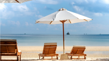 Οι ξαπλώστρες, το ... κενό και το αντίτιμο