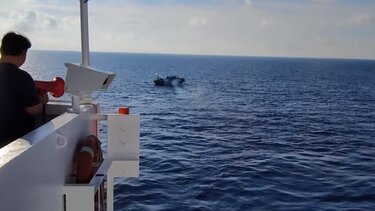 Νέο βίντεο πριν από τη βύθιση του αλιευτικού - Δεξαμενόπλοιο προσπαθεί να το προσεγγίσει