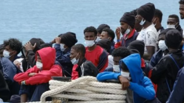 Ιταλία: Πλεούμενο με 50 μετανάστες βρίσκεται ακυβέρνητο σε διεθνή χωρικά