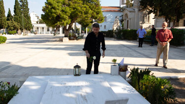 Ένα λευκό τριαντάφυλλο για τον Ανδρέα Παπανδρέου