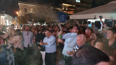 Με λύρα και σαμπάνιες οι πανηγυρισμοί στο εκλογικό περίπτερο της ΝΔ στα Χανιά