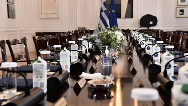 Ο Μητσοτάκης μοιράζει «μπλε φάκελους» και συγκαλεί ειδικές συσκέψεις