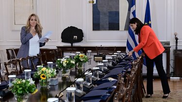 Οι υπουργοί πήραν έναν μπλε φάκελο κι ο Πίνατ μια λιχουδιά...