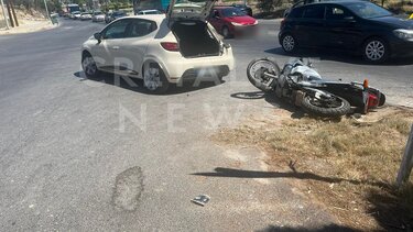 Μηχανή συγκρούστηκε με αυτοκίνητο- στο νοσοκομείο ένας τραυματίας- Δείτε βίντεο