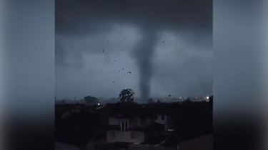 ΗΠΑ: Ανεμοστρόβιλος έπληξε τα προάστια του Χιούστον - Καταστράφηκαν πάνω από 100 κατοικίες