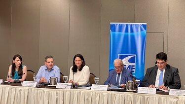 Η πολιτική ηγεσία του Υπουργείου Εσωτερικών στην πρώτη συνεδρίαση του νέου ΔΣ της ΚΕΔΕ