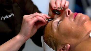  Γιατί κάποιοι δείχνουν νεότεροι από την πραγματική τους ηλικία;