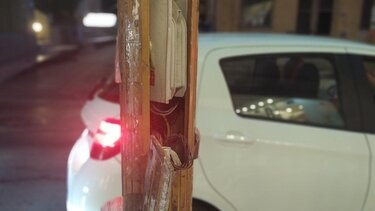 Κίνδυνος από τα εκτεθειμένα καλώδια σε κολόνα φωτισμού