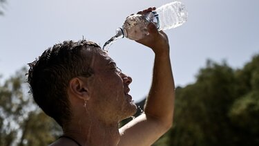 Οι καύσωνες πλήττουν τον τουρισμό: Το σενάριο του Bloomberg για την Ελλάδα