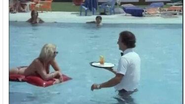 Όταν ο Νίκος Παπαναστασίου ως "Λαλάκης" σέρβιρε στην πισίνα