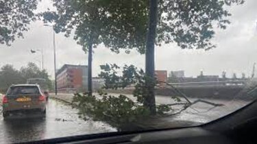 Μία γυναίκα έχασε τη ζωή της κατά τη σπάνια, θερινή καταιγίδα που πλήττει την Ολλανδία