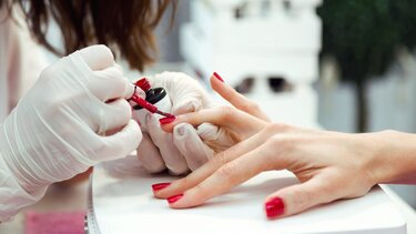 Hello August! Τα χρώματα και σχέδια νυχιών που πρέπει να δοκιμάσετε