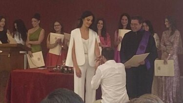 Με το πτυχίο, της έγινε και πρόταση γάμου!