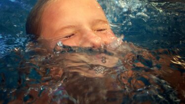 Προσοχή στη θερμοπληξία και την κολύμβηση συνιστούν οι παιδίατροι