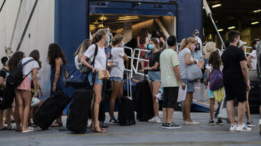 Άφησαν  στο λιμάνι μητέρα με δυο παιδιά γιατί δεν είχε πιστοποιητικά ότι ήταν δικά της!