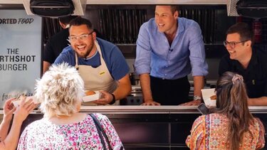 Λονδίνο: Σε καντίνα ο πρίγκιπας Ουίλιαμ - Σέρβιρε τους έκπληκτους περαστικούς