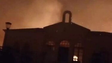 Ρόδος: Η στιγμή που φλόγες περικυκλώνουν εκκλησία στα Λάερμα
