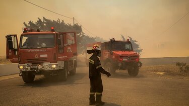 Φωτιές στη Ρόδο: Απειλούν πυροσβέστη που κατέθεσε λάθη και παραλείψεις των ανωτέρων του