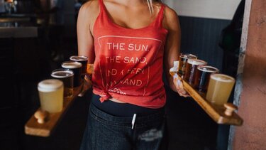 Απίστευτο θράσος: Πέταξαν σερβιτόρα σε λίμνη γιατί τους ζήτησε να πληρώσουν