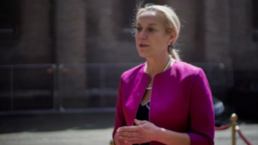 Ολλανδία: Aποχωρεί από την πολιτική η υπουργός Οικονομικών μετά από απειλές