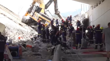 Πάτρα - πτώση γέφυρας: Επίσημα ένας νεκρός και τρεις τραυματίες, πληροφορίες για εγκλωβισμένους 