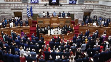 Τα παραλειπόμενα της ορκωμοσίας: Γιατί Σπαρτιάτες και Νίκη έπιασαν αριστερά έδρανα