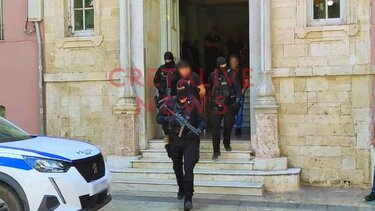 Το δικαίωμα της σιωπής διατήρησε ο 22χρονος σε μια απολογία "εξπρές"- Βίντεο και φωτογραφίες