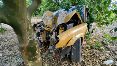 Αυτοκίνητο καρφώθηκε με σφοδρότητα σε δέντρο, άγιος είχε ο οδηγός!