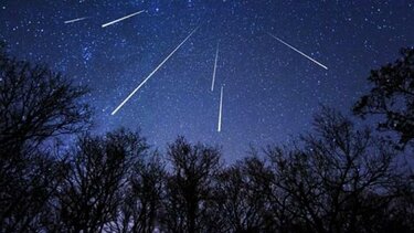 Περσείδες: Κορυφώνεται η πιο εντυπωσιακή βροχή διαττόντων αστέρων 