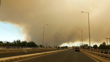 Μαίνεται ανεξέλεγκτη η φωτιά στην Αλεξανδρούπολη - Ρίψεις νερού από εναέρια μέσα
