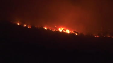 Δύσκολη η νύχτα στην Αλεξανδρούπολη – Συνεχείς αναζωπυρώσεις και ισχυροί άνεμοι 