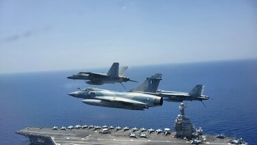 Αερομαχίες πάνω από το αμερικανικό αεροπλανοφόρο Ford στη μεγάλη συνεκπαίδευση Ελλάδας και ΗΠΑ 