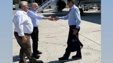 Στις πυρόπληκτες περιοχές της Ρόδου ο Λευτέρης Αυγενάκης