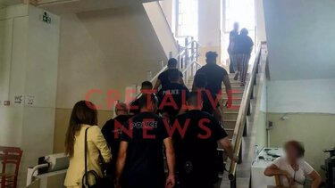 Ξύλο έξω από το Κ.Υ. Μοιρών: Σηκώθηκε ακόμα και ο τραυματίας από το φορείο και συνεπλάκη εκ νέου