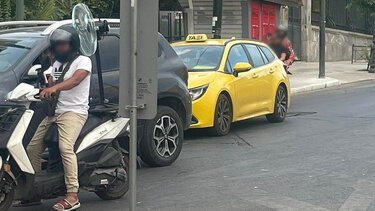 Έβγαλε "βόλτα" τον ανεμιστήρα στο κέντρο της Αθήνας!