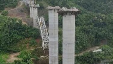 Ινδία: 17 εργάτες νεκροί και πολλοί εγκλωβισμένοι μετά την κατάρρευση γέφυρας