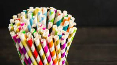 Tέλος και τα χάρτινα καλαμάκια; Tι λένε οι ειδικοί;