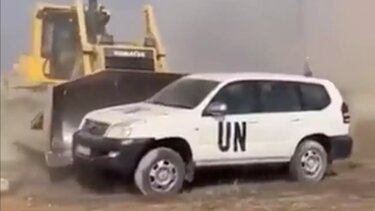 Κύπρος: Η στιγμή της επίθεσης Τουρκοκυπρίων με μπουλντόζες σε δυνάμεις του ΟΗΕ