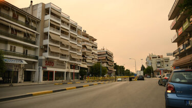 Απόκοσμο σκηνικό στη Λάρισα: Κόκκινος ο ουρανός από τους καπνούς 